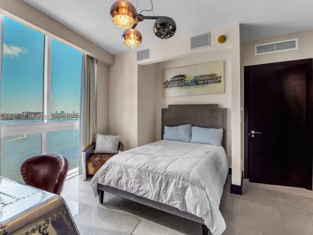 3-bedroom condo for sale in Miami - 465 Brickell Ave 1001 - MondialRealty
