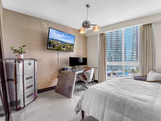3-bedroom condo for sale in Miami - 465 Brickell Ave 1001 - MondialRealty