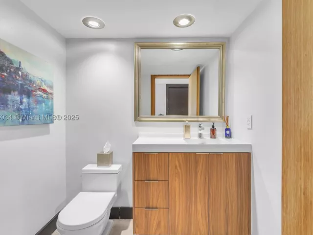 3-bedroom condo for sale in Miami - 465 Brickell Ave 1001 - MondialRealty