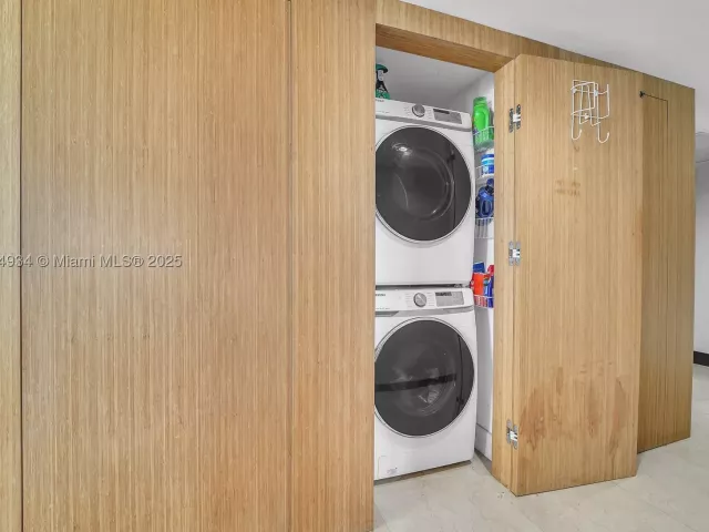 3-bedroom condo for sale in Miami - 465 Brickell Ave 1001 - MondialRealty