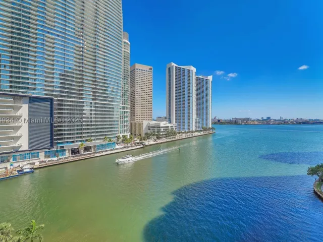 3-bedroom condo for sale in Miami - 465 Brickell Ave 1001 - MondialRealty
