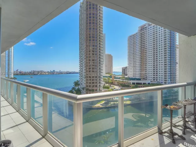 3-bedroom condo for sale in Miami - 465 Brickell Ave 1001 - MondialRealty