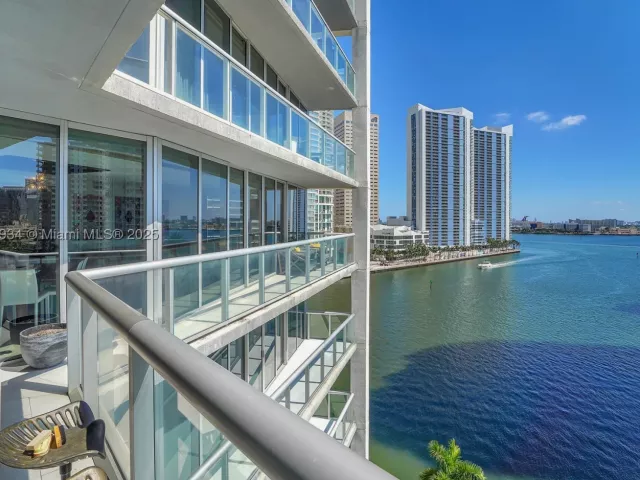 3-bedroom condo for sale in Miami - 465 Brickell Ave 1001 - MondialRealty