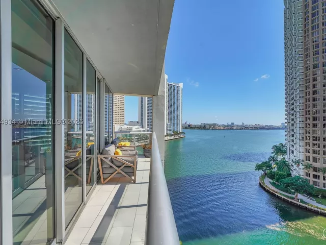 3-bedroom condo for sale in Miami - 465 Brickell Ave 1001 - MondialRealty