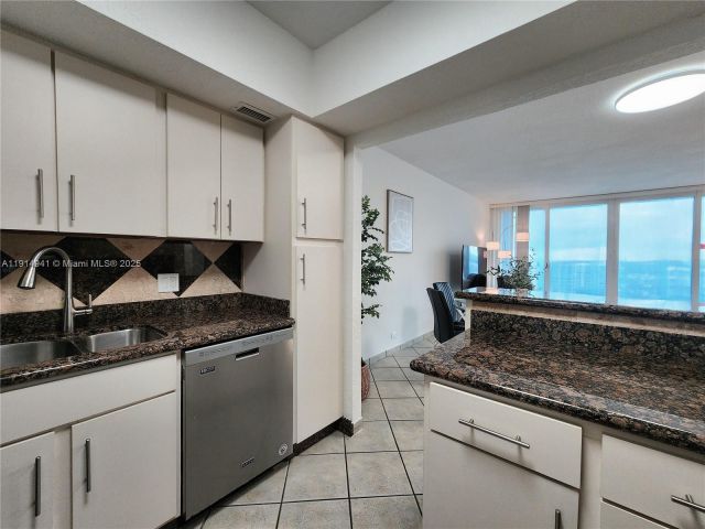 Apartment for sale  Unit #1202 - photo 6792595