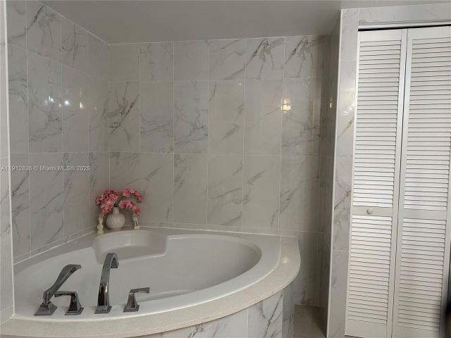 1-bedroom condo for sale in Hallandale Beach - 1865 S Ocean Dr 6H - MondialRealty