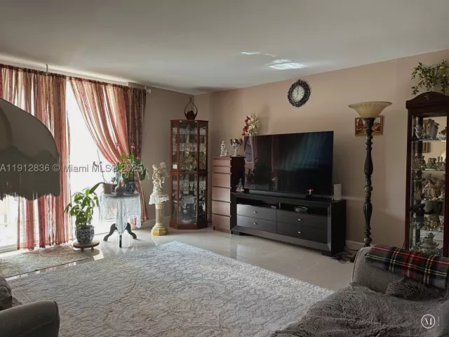 1-bedroom condo for sale in Hallandale Beach - 1865 S Ocean Dr 6H - MondialRealty
