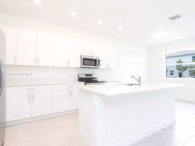 5-bedroom home for rent in Homestead - 2636 SE 8th Ct - MondialRealty