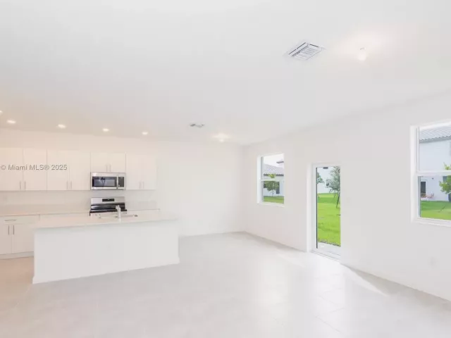 5-bedroom home for rent in Homestead - 2636 SE 8th Ct - MondialRealty