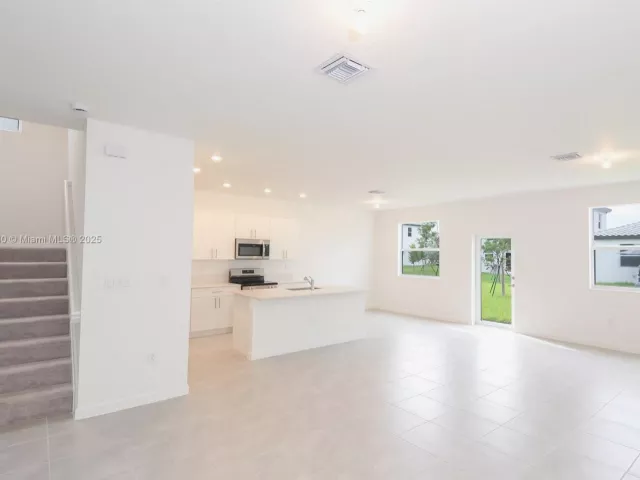 5-bedroom home for rent in Homestead - 2636 SE 8th Ct - MondialRealty