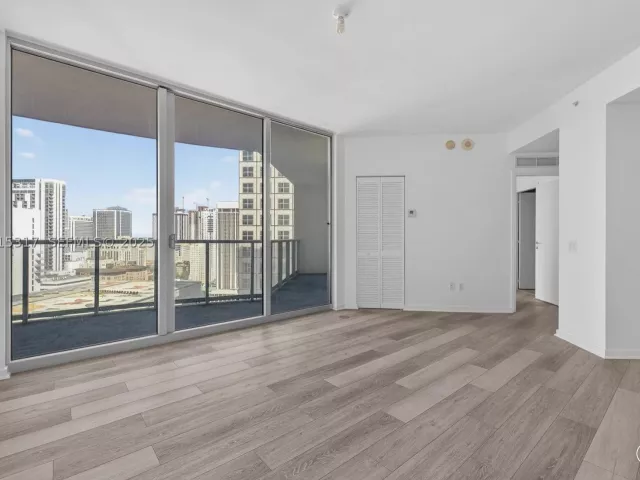 1-bedroom condo for sale in Miami - 300 S Biscayne Blvd T-2407 - MondialRealty