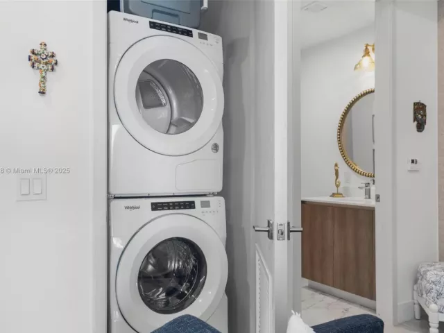 2-bedroom condo for rent in Sunny Isles Beach - 17550 Collins Ave 802 - MondialRealty