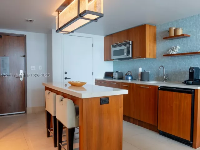 1-bedroom condo for sale in Miami Beach - 6801 Collins Ave 1002 - MondialRealty