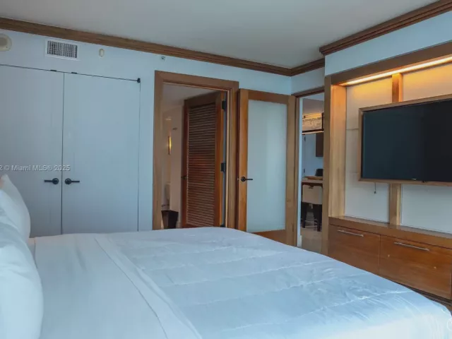 1-bedroom condo for sale in Miami Beach - 6801 Collins Ave 1002 - MondialRealty