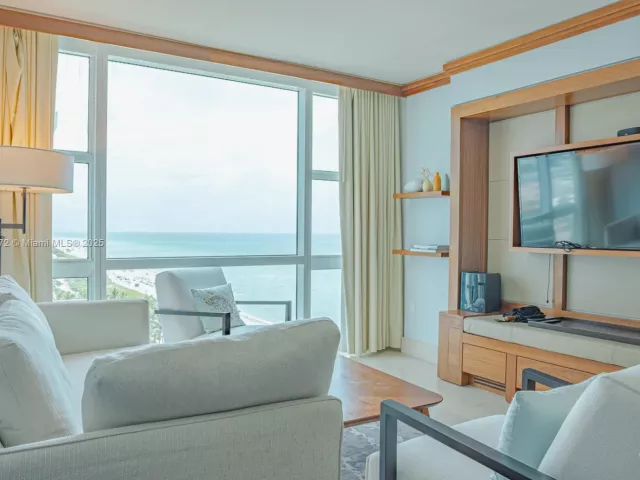 1-bedroom condo for sale in Miami Beach - 6801 Collins Ave 1002 - MondialRealty