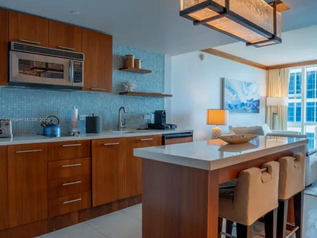 1-bedroom condo for sale in Miami Beach - 6801 Collins Ave 1002 - MondialRealty