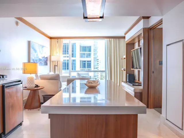 1-bedroom condo for sale in Miami Beach - 6801 Collins Ave 1002 - MondialRealty