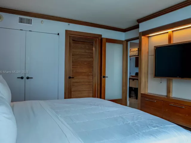 1-bedroom condo for sale in Miami Beach - 6801 Collins Ave 1002 - MondialRealty