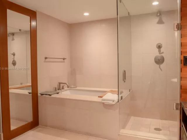 1-bedroom condo for sale in Miami Beach - 6801 Collins Ave 1002 - MondialRealty