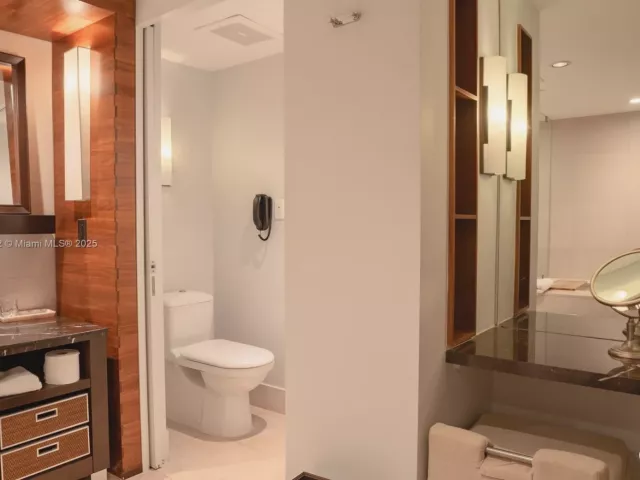 1-bedroom condo for sale in Miami Beach - 6801 Collins Ave 1002 - MondialRealty