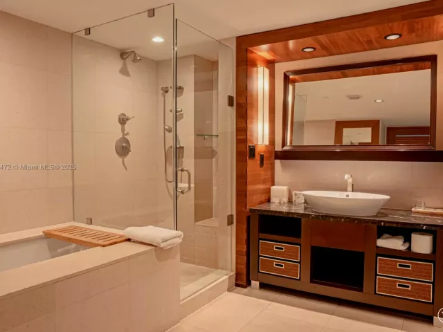 1-bedroom condo for sale in Miami Beach - 6801 Collins Ave 1002 - MondialRealty