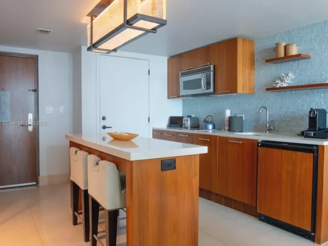 1-bedroom condo for sale in Miami Beach - 6801 Collins Ave 1002 - MondialRealty