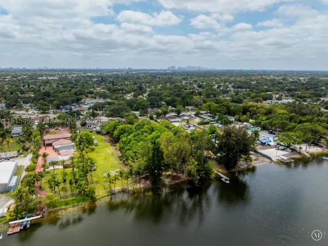 5-bedroom home for sale in Miami - 15100 NW River Dr - MondialRealty