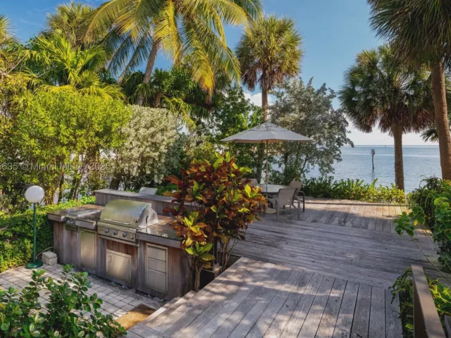 4-bedroom home for sale in Coral Gables - 820 San Pedro Ave - MondialRealty
