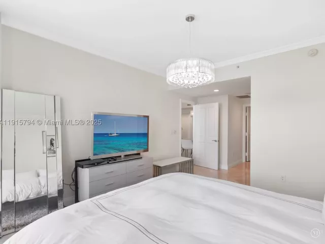 3-bedroom condo for sale in Sunny Isles Beach - 17875 Collins Ave 3305 - MondialRealty