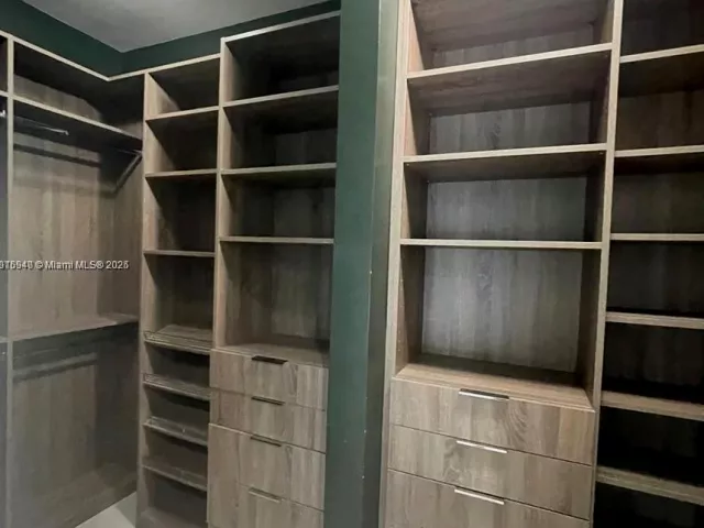 3-bedroom condo for rent in Miami - 55 SW 9th St 4304 - MondialRealty