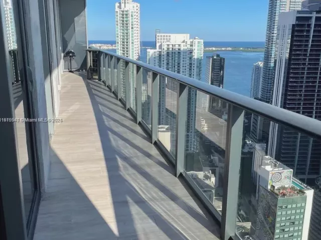 3-bedroom condo for rent in Miami - 55 SW 9th St 4304 - MondialRealty