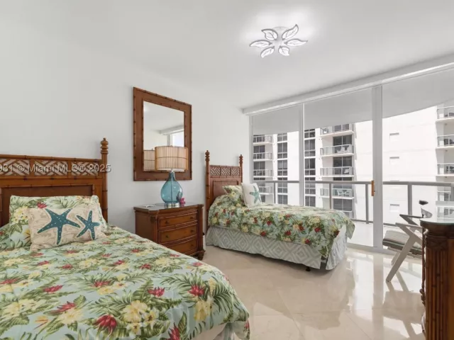 3-bedroom condo for rent in Sunny Isles Beach - 18671 Collins Ave 1902 - MondialRealty