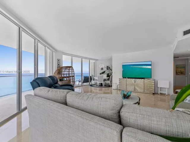 3-bedroom condo for rent in Sunny Isles Beach - 18671 Collins Ave 1902 - MondialRealty