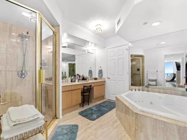 3-bedroom condo for rent in Sunny Isles Beach - 18671 Collins Ave 1902 - MondialRealty