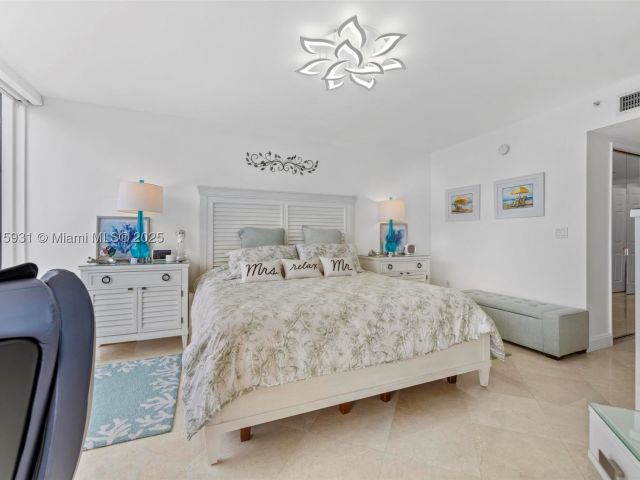 3-bedroom condo for rent in Sunny Isles Beach - 18671 Collins Ave 1902 - MondialRealty