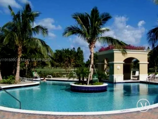 1-bedroom condo for sale in Aventura - 19501 W Country Club Dr PH-06 - MondialRealty