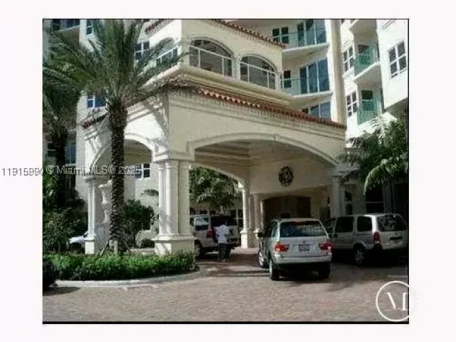 1-bedroom condo for sale in Aventura - 19501 W Country Club Dr PH-06 - MondialRealty