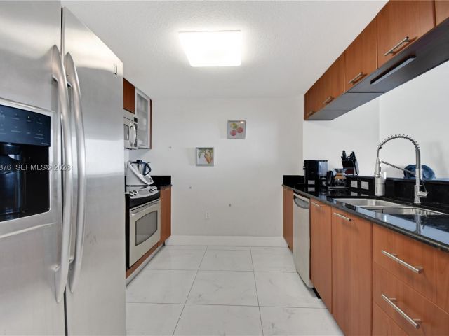 1-bedroom condo for sale in Miami - 1800 N Bayshore Dr 4106 - MondialRealty