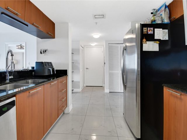 1-bedroom condo for sale in Miami - 1800 N Bayshore Dr 4106 - MondialRealty