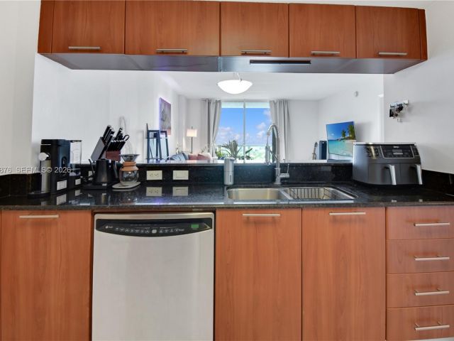 1-bedroom condo for sale in Miami - 1800 N Bayshore Dr 4106 - MondialRealty