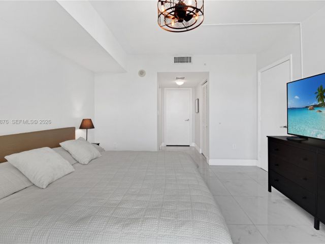 1-bedroom condo for sale in Miami - 1800 N Bayshore Dr 4106 - MondialRealty
