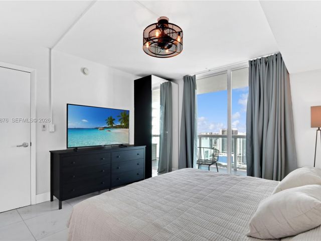 1-bedroom condo for sale in Miami - 1800 N Bayshore Dr 4106 - MondialRealty