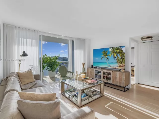 2-bedroom condo for rent in Miami Beach - 1800 Sunset Harbour Dr 803 - MondialRealty
