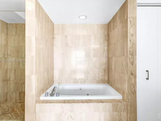 2-bedroom condo for rent in Miami Beach - 1800 Sunset Harbour Dr 803 - MondialRealty