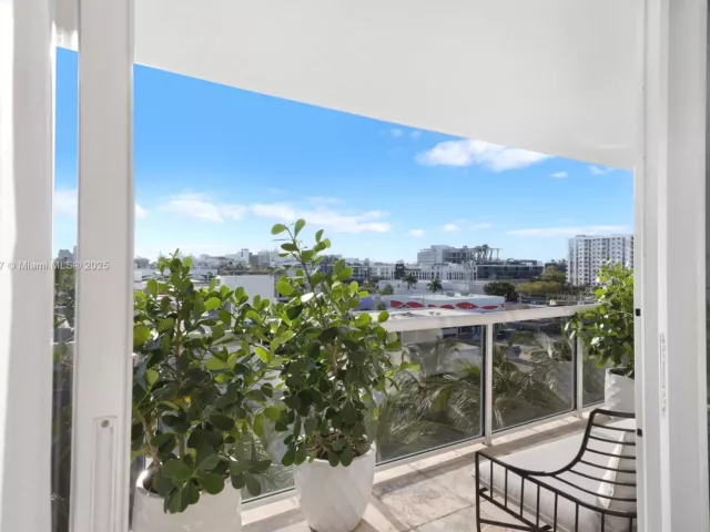 2-bedroom condo for rent in Miami Beach - 1800 Sunset Harbour Dr 803 - MondialRealty