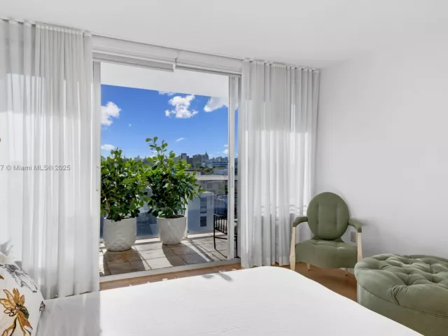 2-bedroom condo for rent in Miami Beach - 1800 Sunset Harbour Dr 803 - MondialRealty