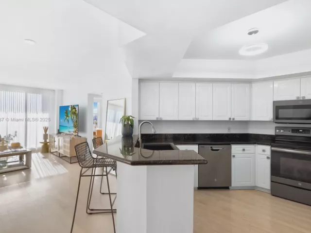 2-bedroom condo for rent in Miami Beach - 1800 Sunset Harbour Dr 803 - MondialRealty