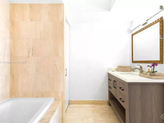 2-bedroom condo for rent in Miami Beach - 1800 Sunset Harbour Dr 803 - MondialRealty