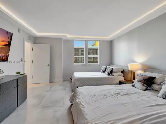 2-bedroom condo for rent in Miami Beach - 2301 Collins Ave 634 - MondialRealty