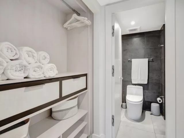 2-bedroom condo for rent in Miami Beach - 2301 Collins Ave 634 - MondialRealty